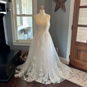 Elegant White Lace Wedding Dress